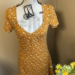 Mustard yellow floral short sleeve dress!